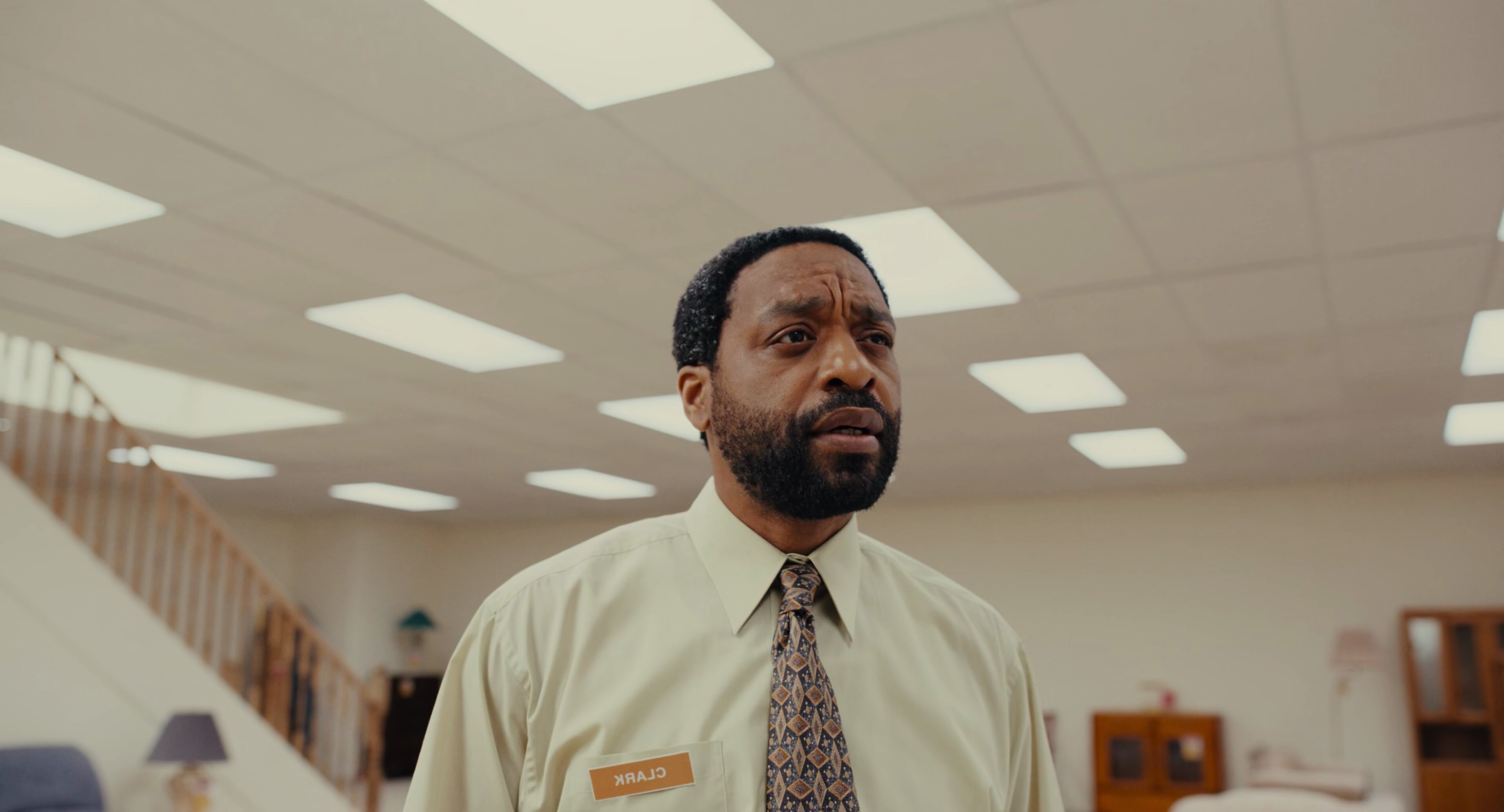 Chiwetel Ejiofor como Clark en 'Backrooms', 2026, de Kane Parsons.