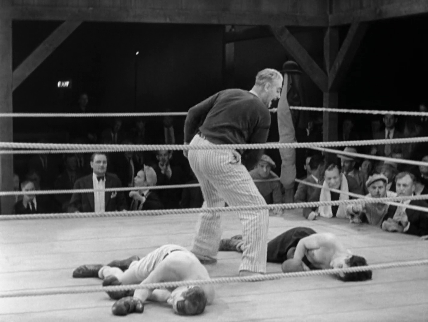 Charles Chaplin (el vagabundo) en 'Luces de la ciudad' (1931, Charles Chaplin)