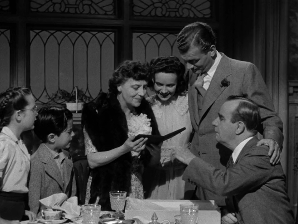 Joseph Cotten (el tío Charlie), Patricia Colling (Emma Newton), Teresa Wright (la sobrina Charlie), Charles Bates (Roger Newton) y Edna May Wonacott (Ann Newton) en 'La sombra de una duda' (1943, Alfred Hitchcock)