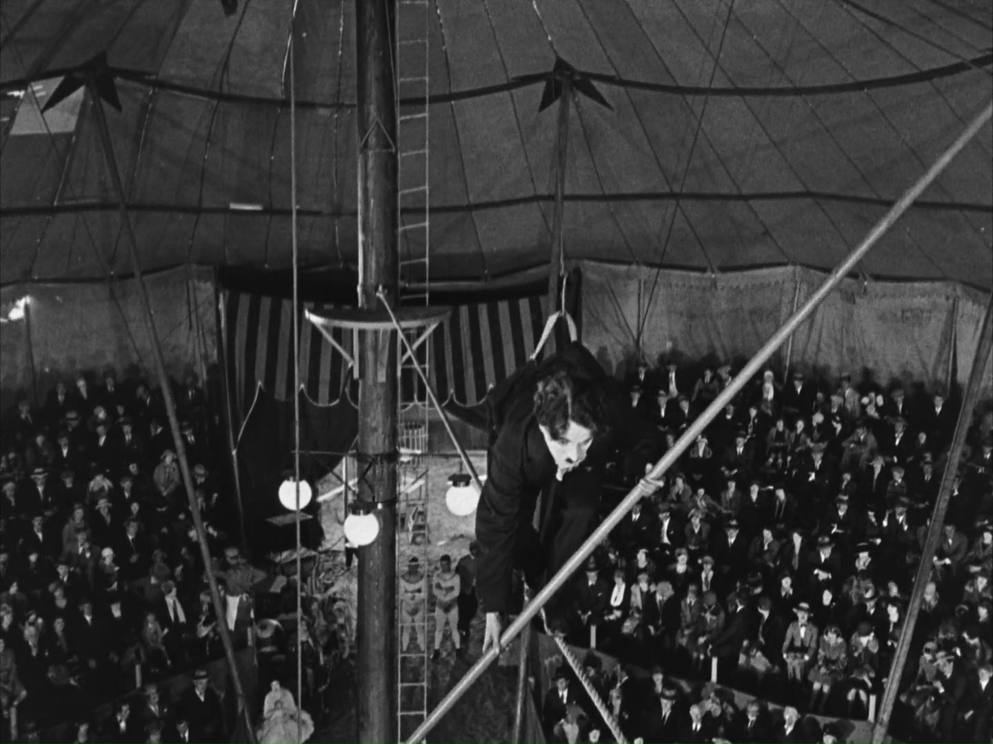 Charles Chaplin (el vagabundo) en 'El circo' (1928, Charles Chaplin)