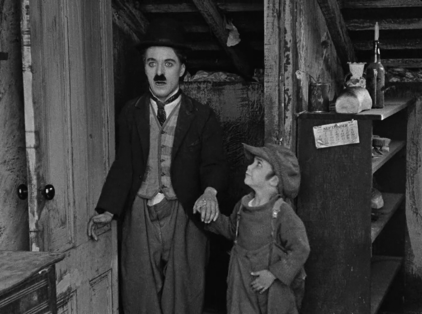 Charles Chaplin (el vagabundo) y Jackie Coogan (el niño) en 'The Kid' (1921, Charles Chaplin)