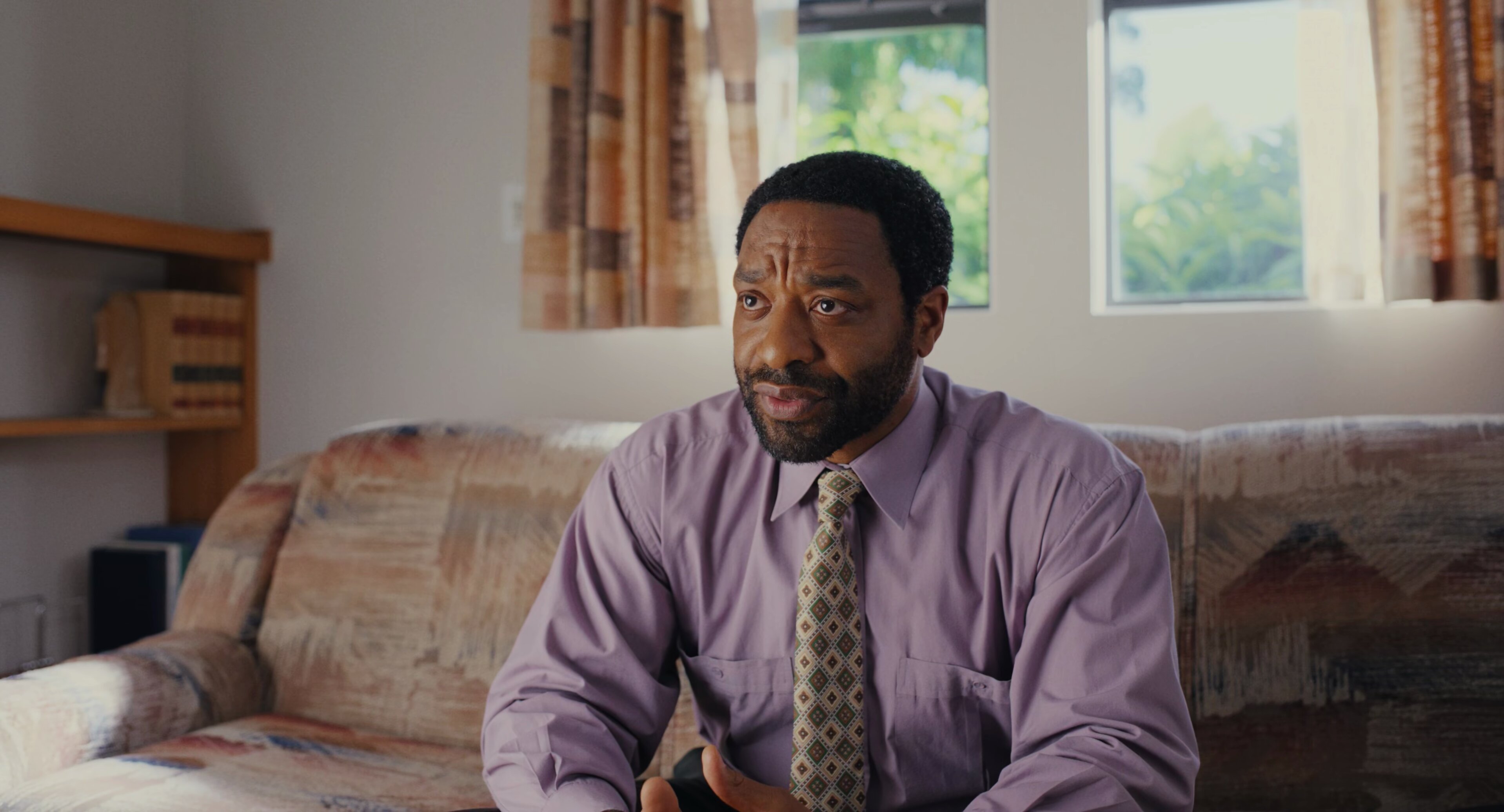 Chiwetel Ejiofor como Clark en 'Backrooms', 2026, de Kane Parsons.