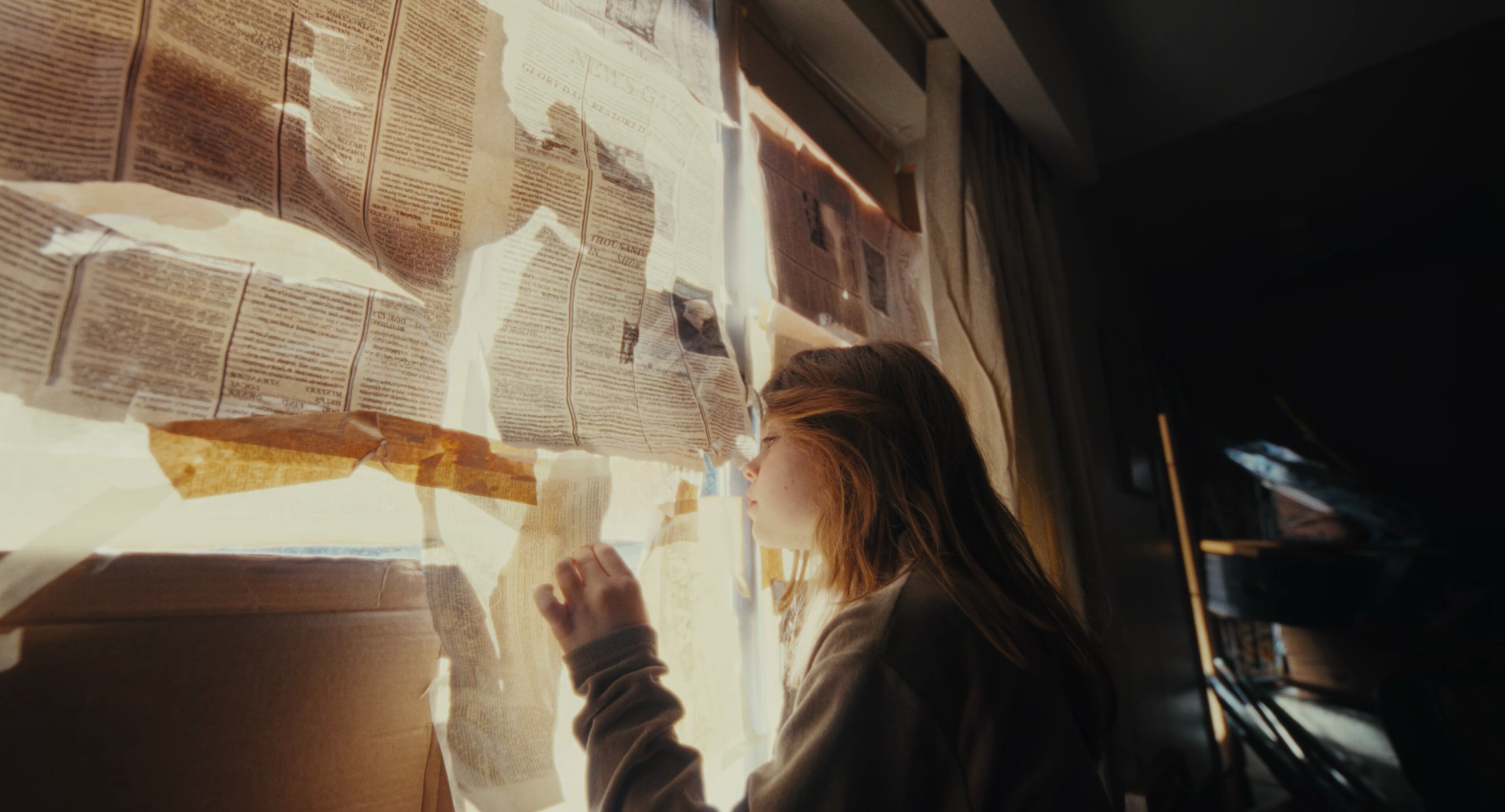 Ember Ambrose como la joven Mary en 'Backrooms', 2026, de Kane Parsons.