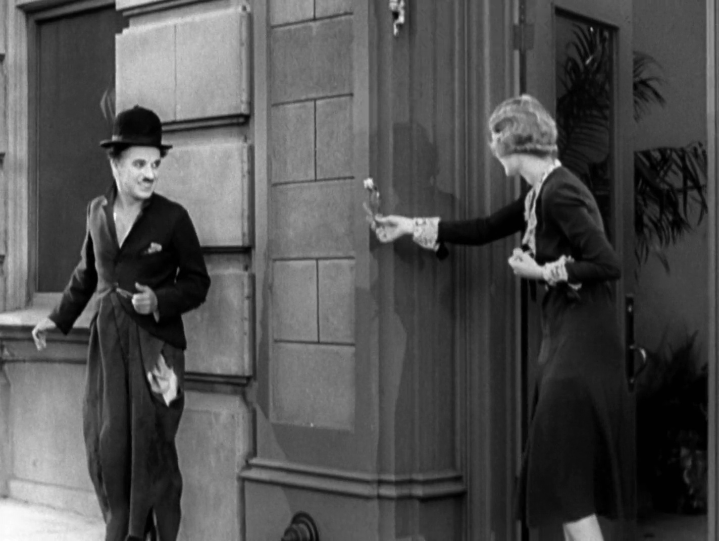 Charles Chaplin (el vagabundo) y Virginia Cherrill (la florista) en 'Luces de la ciudad' (1931, Charles Chaplin)