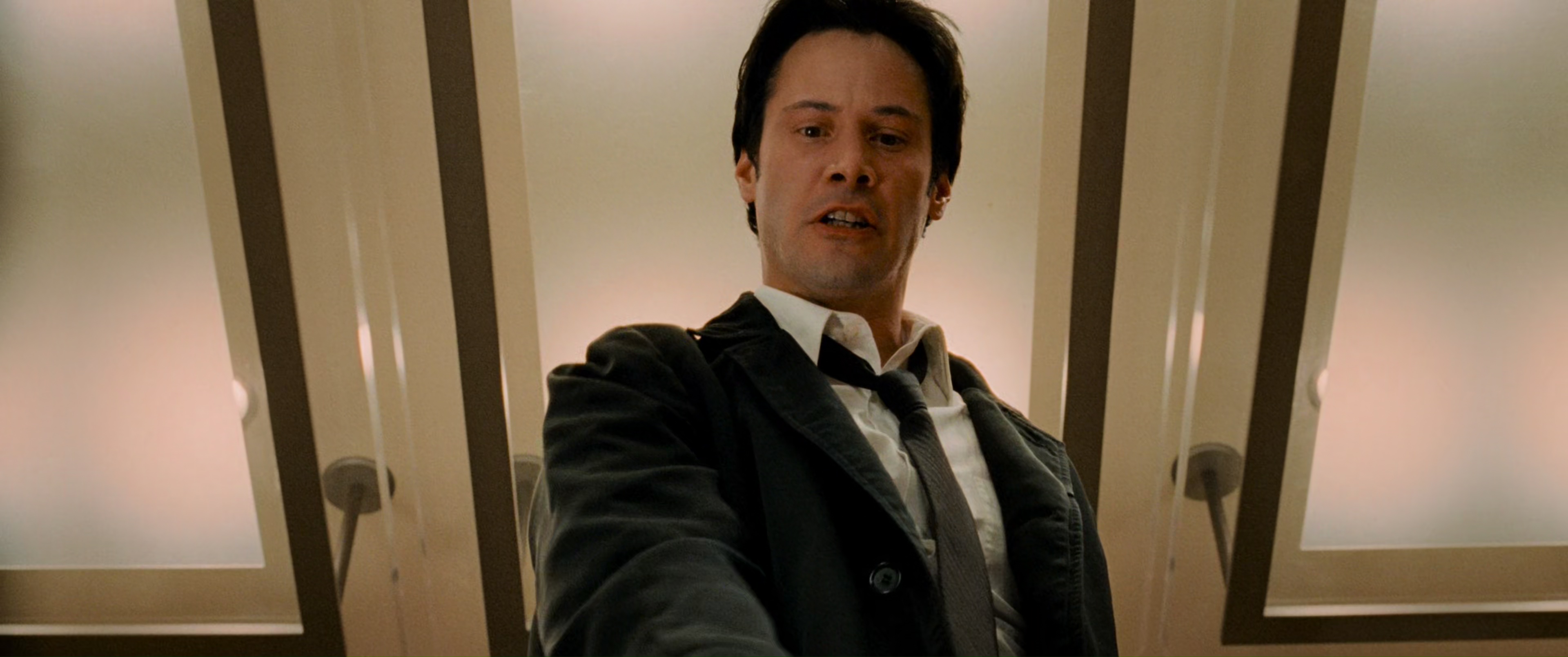 Keanu Reeves como John Constantine en 'Constantine' (2005, Francis Lawrence)
