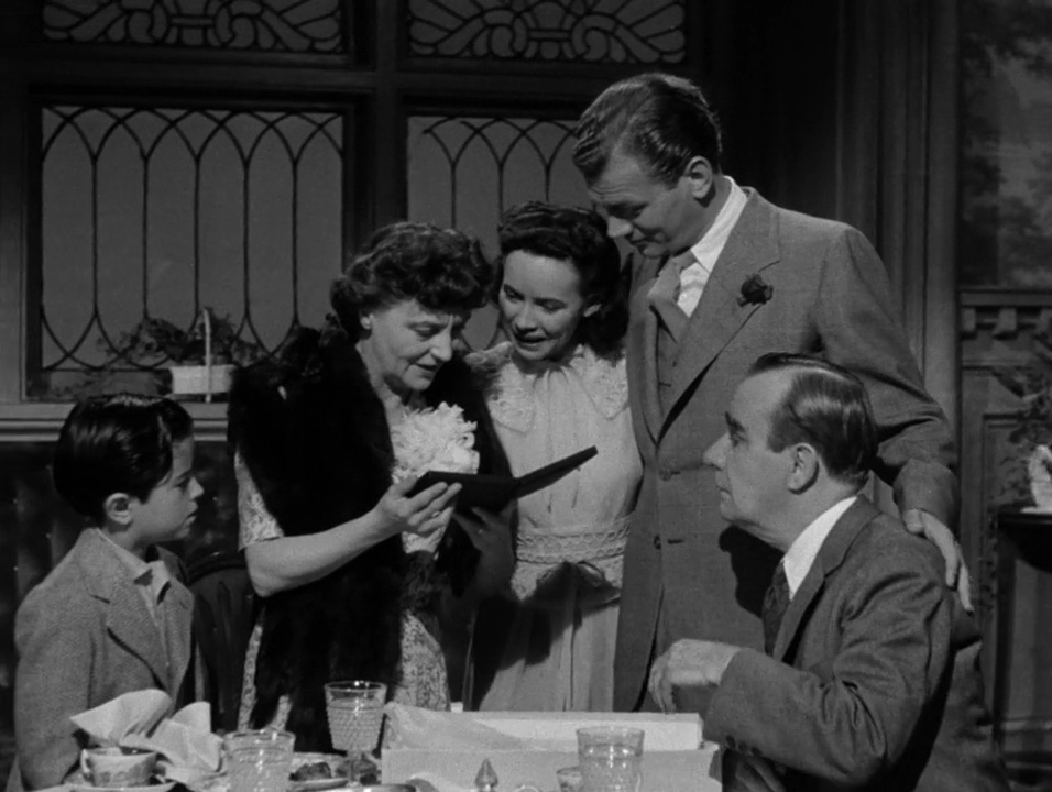Joseph Cotten (el tío Charlie), Patricia Colling (Emma Newton), Teresa Wright (la sobrina Charlie) y Charles Bates (Roger Newton) en 'La sombra de una duda' (1943, Alfred Hitchcock)