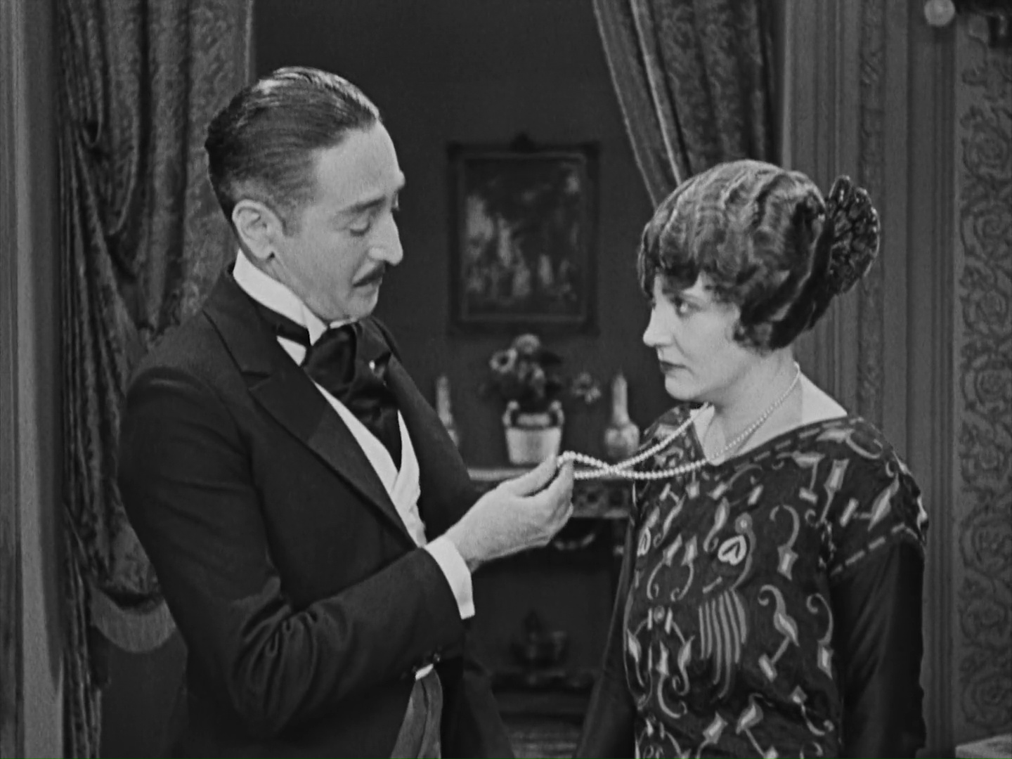 Adolphe Menjou (Pierre Revel) y Edna Purviance (Marie St. Clair) en 'Una mujer de París' (1923, Charles Chaplin)