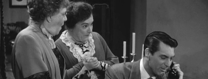 Las fórmulas de las sitcoms modernas | Crítica de 'Arsénico por compasión' SIN SPOILERS (1944)