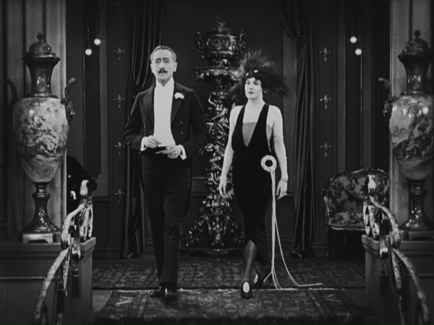 Adolphe Menjou (Pierre Revel) y Edna Purviance (Marie St. Clair) en 'Una mujer de París' (1923, Charles Chaplin)